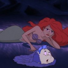 Ariel e il suo amico Flounder, in una scena del film d'animazione La sirenetta