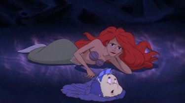 Ariel e il suo amico Flounder, in una scena del film d'animazione La sirenetta