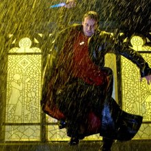 Callum Blue durante un attacco in una scena dell'episodio Salvation di Smallville