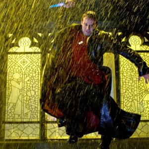 Callum Blue durante un attacco in una scena dell'episodio Salvation di Smallville