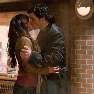 Clark (Tom Welling) bacia la sua Lois (Erica Durance) nell'episodio Salvation di Smallville