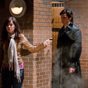 Tom Welling accanto a Erica Durance in una scena dell'episodio Salvation di Smallville