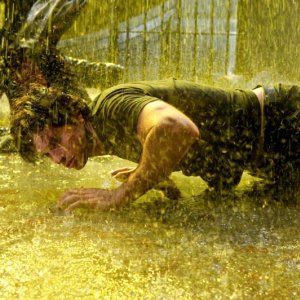 Tom Welling faccia a terra sotto l'acqua in una scena dell'episodio Salvation di Smallville