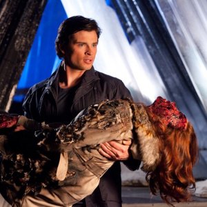 Tom Welling soccorre Cassidy Freeman nell'episodio Salvation di Smallville