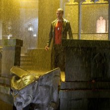 Zod (Callum Blue) sotto la pioggia nell'episodio Salvation di Smallville