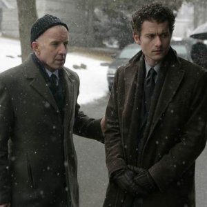 Arliss Howard e James Badge Dale in una scena di Rubicon