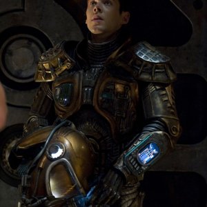Brian J. Smith con la tuta spaziale nell'episodio Incursion: Part 2 di Stargate Universe