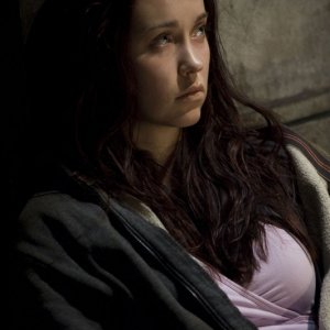 Chloe (Elyse Levesque) nell'episodio Incursion: Part 2 di Stargate Universe