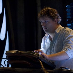 Dale Volker (Patrick Gilmore) alla console della Destiny nell'episodio Incursion: Part 1 di Stargate Universe