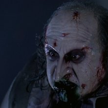 Danny DeVito sanguinante in una scena del film Batman - il ritorno