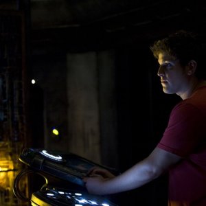 Eli (David Blue) alla console nell'episodio Incursion: Part 2 di Stargate Universe