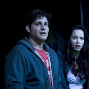 Eli (David Blue) e Chloe (Elyse Levesque) nell'episodio Incursion: Part 1 di Stargate Universe