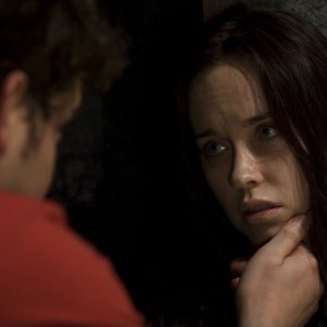 Eli (David Blue) incoraggia Chloe (Elyse Levesque) nell'episodio Incursion: Part 2 di Stargate Universe