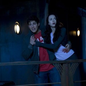 Eli (David Blue) sorregge Chloe (Elyse Levesque) nell'episodio Incursion: Part 1 di Stargate Universe