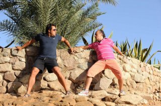 Enrico Brignano e Maurizio Casagrande in una scena della commedia Sharm El Sheikh - Un'estate indimenticabile