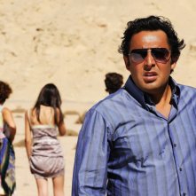 Enrico Brignano in una sequenza della commedia Sharm El Sheikh - Un'estate indimenticabile