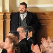 Giuseppe Battiston in una scena della miniserie Le ragazze dello swing