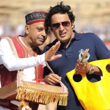 Hassani Shapi con Enrico Brignano in un'immagine della commedia Sharm El Sheikh - Un'estate indimenticabile