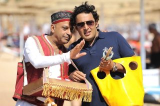 Hassani Shapi con Enrico Brignano in un'immagine della commedia Sharm El Sheikh - Un'estate indimenticabile