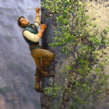 Il bandito Flynn tenta la fuga dalla protagonista nel film Rapunzel - L'intreccio della torre