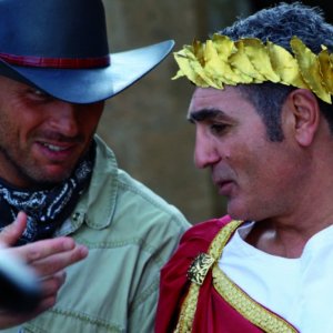 Il cowboy (Vincent Riotta) e il senatore (Patrizio Oliva) in una scena di Butterfly Zone - Il senso della farfalla