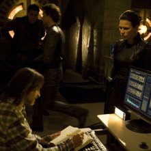 Il Dott. Rush (Robert Carlyle) discute con Kiva (guest-star Rhona Mitra) nell'episodio Incursion: Part 1 di Stargate Universe