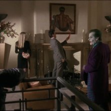 Jack Nicholson con (sullo sfondo) Kim Basinger e Michael Keaton in una scena del film Batman