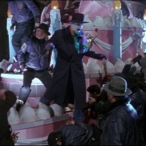 Jack Nicholson in una scena di massa del film Batman di Tim Burton