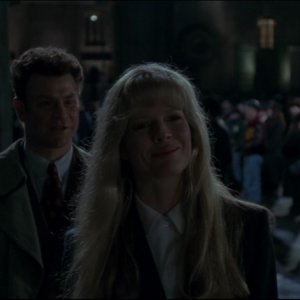 Kim Basinger e Robert Wuhl in una scena del film Batman (1989)