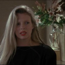 Kim Basinger in una scena del film Batman (1989)
