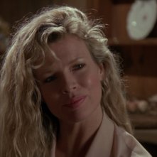 Kim Basinger in una scena del film Batman di Tim Burton