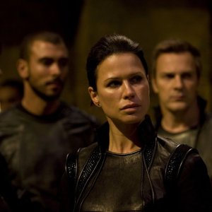 Kiva (guest-star Rhona Mitra) e la sua squadra nell'episodio Incursion: Part 1 di Stargate Universe