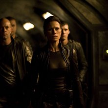 Kiva (Rhona Mitra) e la Lucian Alliance nell'episodio Incursion: Part 2 di Stargate Universe