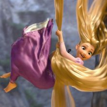 La protagonista del film d'animazione Rapunzel tenta la fuga in groppa ai suoi lunghi capelli