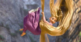 La protagonista del film d'animazione Rapunzel tenta la fuga in groppa ai suoi lunghi capelli
