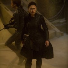 La spietata Kiva (guest-star Rhona Mitra) nell'episodio Incursion: Part 1 di Stargate Universe