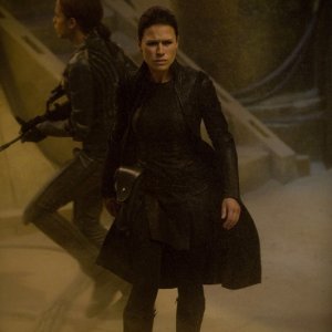La spietata Kiva (guest-star Rhona Mitra) nell'episodio Incursion: Part 1 di Stargate Universe