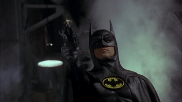 Michael Keaton è il supereroe in una scena del film Batman (1989)