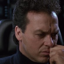Michael Keaton pensieroso in una scena del film Batman (1989)