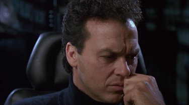 Michael Keaton pensieroso in una scena del film Batman (1989)