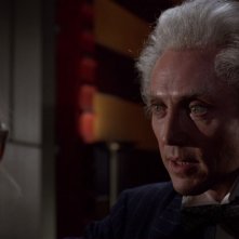 Michelle Pfeiffer (di spalle) e Christopher Walken in una scena del film Batman - il ritorno