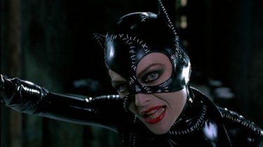Michelle Pfeiffer è la sexy Catwoman in una scena del film Batman - il ritorno di Burton