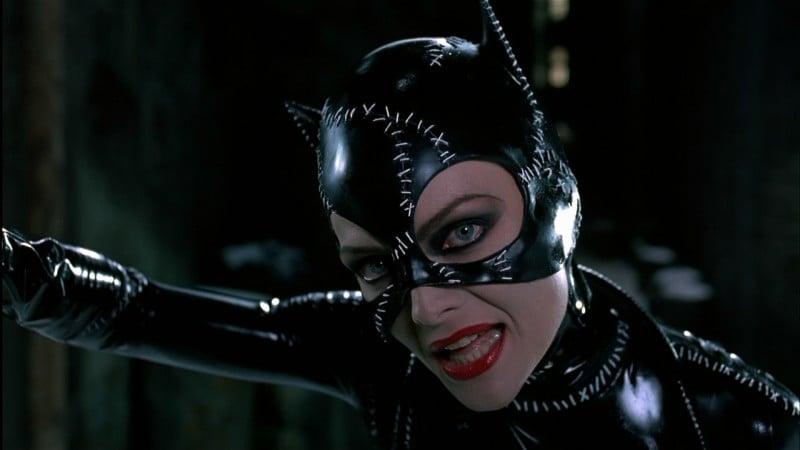 Michelle Pfeiffer è la sexy Catwoman in una scena del film Batman - il ritorno di Burton