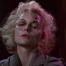 Michelle Pfeiffer in una scena del film Batman - il ritorno (1992)