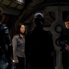 Ming-Na e Justin Louis contrattano con Rhona Mitra (di spalle) nell'episodio Incursion: Part 1 di Stargate Universe