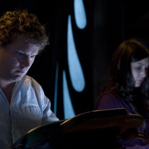 Patrick Gilmore e Jennifer Spence nell'episodio Incursion: Part 1 di Stargate Universe