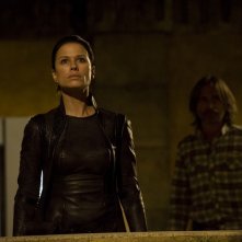 Rhona Mitra con alle spalle Robert Carlyle nell'episodio Incursion: Part 1 di Stargate Universe