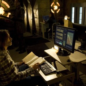 Robert Carlyle nella base della Lucian Alliance nell'episodio Incursion: Part 1 di Stargate Universe