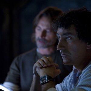 Rush (Robert Carlyle) e  Brody (Peter Kelamis) in un momento nell'episodio Incursion: Part 2 di Stargate Universe