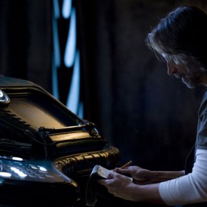 Rush (Robert Carlyle) in un momento nell'episodio Incursion: Part 1 di Stargate Universe